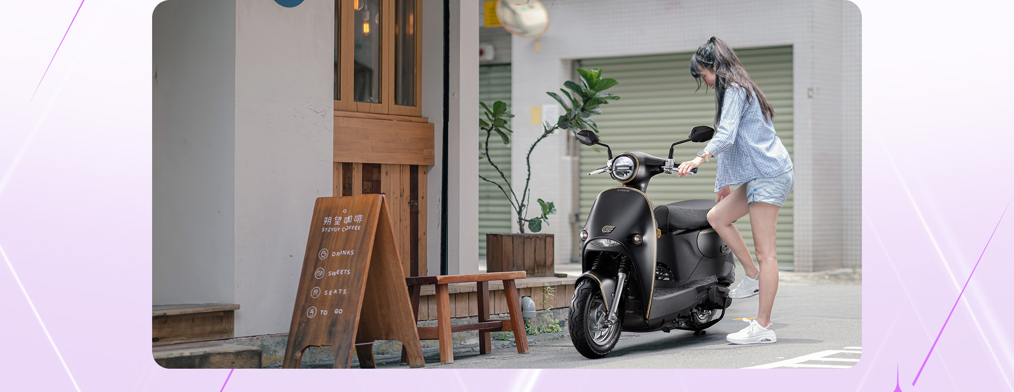 Genie LED 115 星鑽特飾版日常情境，女性在咖啡店前駐車，呈現輕巧好移動與城市生活代步感。